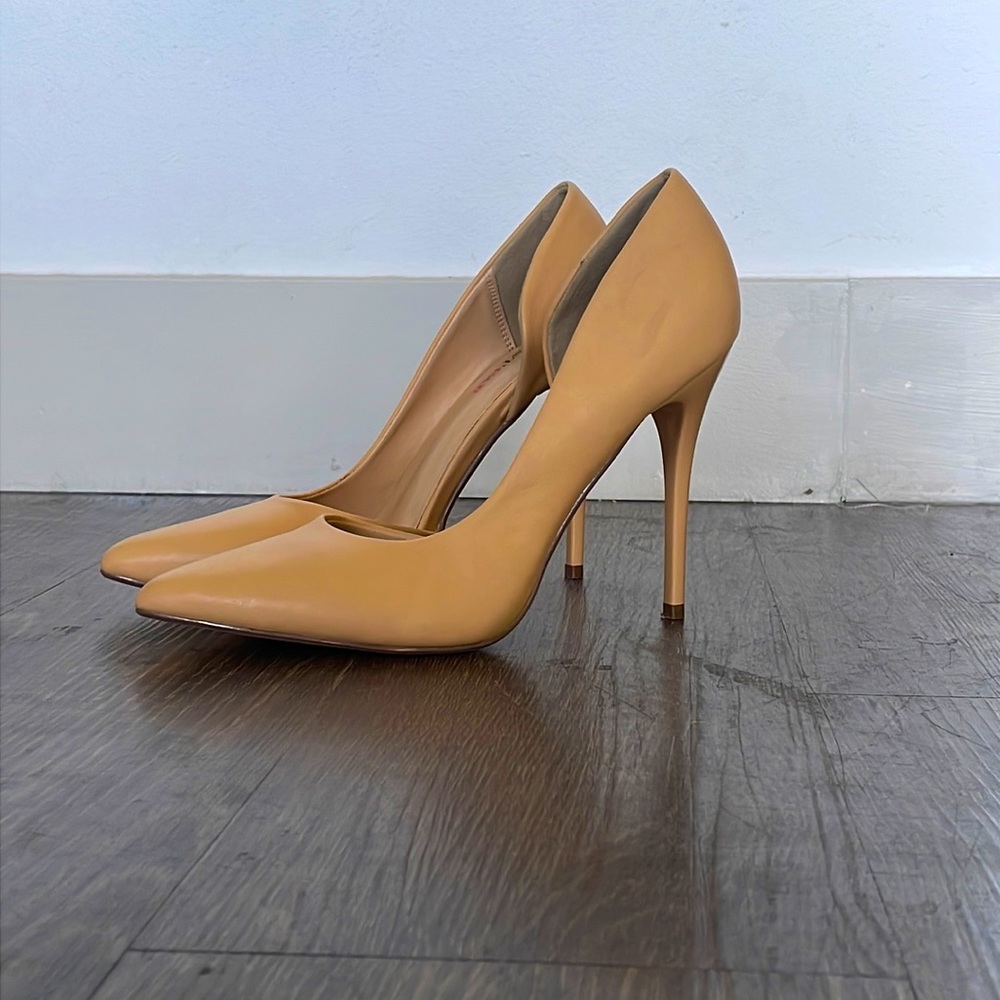 Nude Pumps 👠
